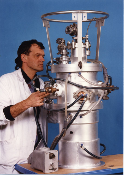 <b>3000ºK furnace with graphite resistor and controlled atmosphere (argon/hydrogen flow)</b><br/>(Paul Martin). ©1997, ILL A. Filhol