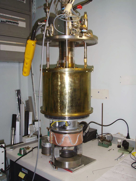 <b>A Paris-Edinburgh VX-5 cell 
suspended in a cryostat and cooled by a 1W to 4.2K GM cold head</b> 
©2015 ILL