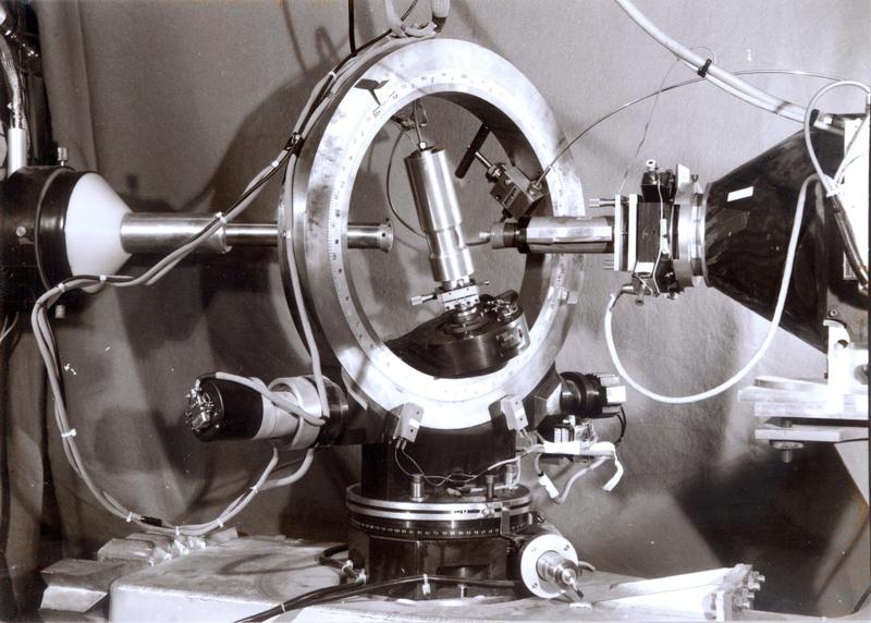 <b>The neutron diffractometer D8 with the helium gas pressure cell </b>
The cell is set up in the centre of the Euler cradle and can turn in all directions. ©1980, ILL, A. Filhol and C. Vettier