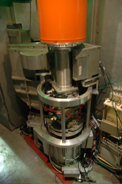 IN16: sample table & cryostat