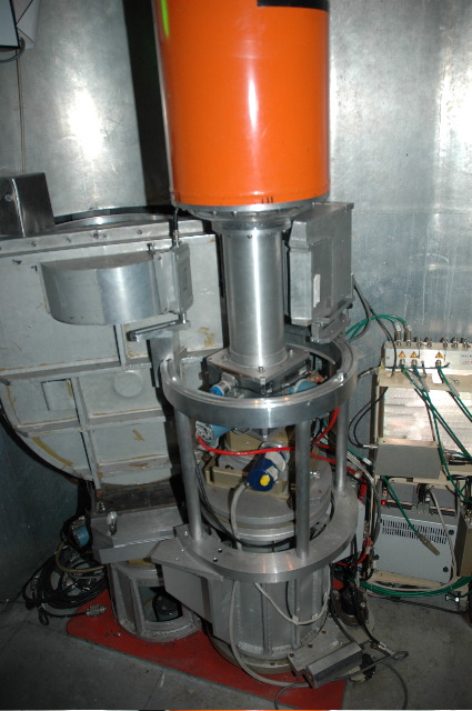 IN16: sample table and graphite chopper
